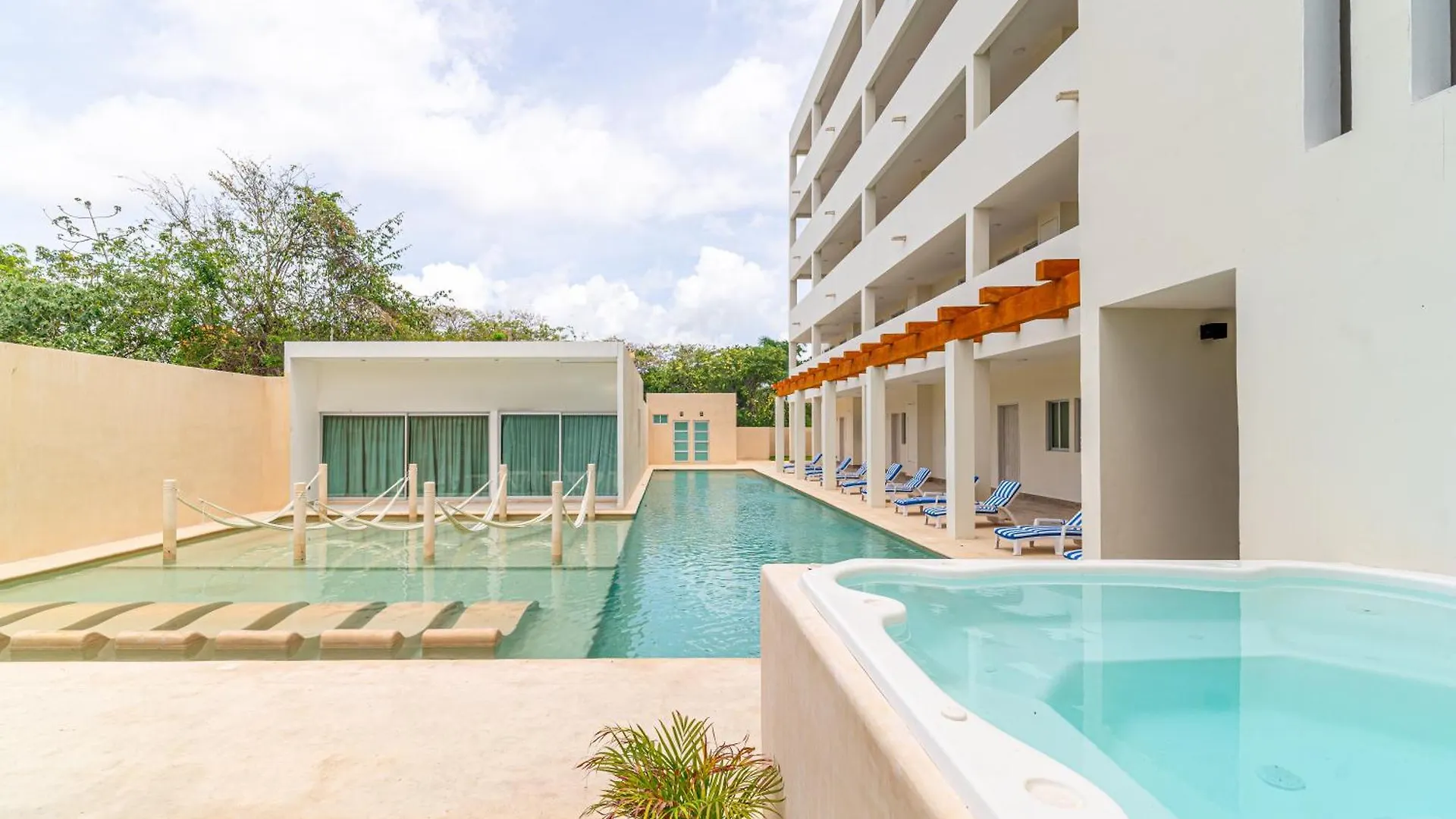 2 Bd With Balcony, Rooftop Pool, Hot Tub, Gym Playa del Carmen Holiday home