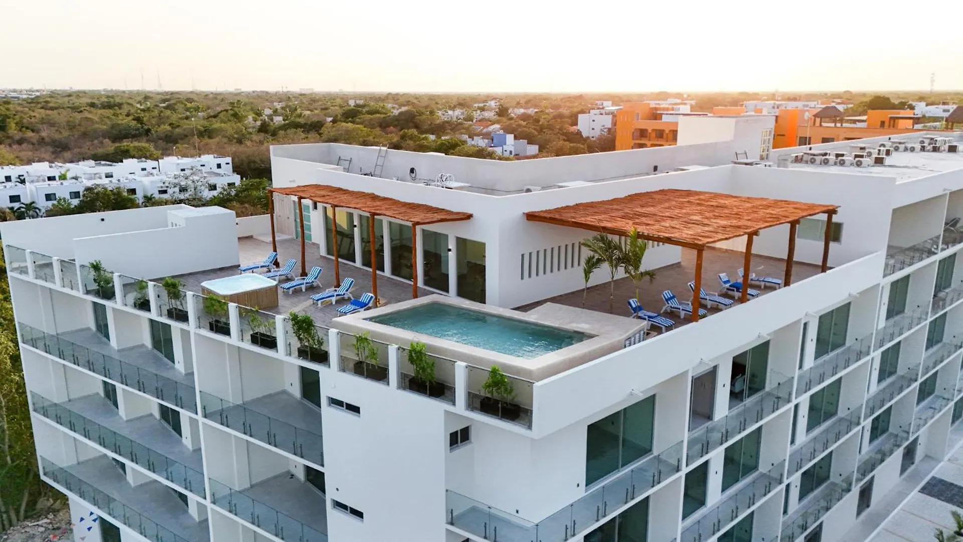 Holiday home 2 Bd With Balcony, Rooftop Pool, Hot Tub, Gym Playa del Carmen Mexico